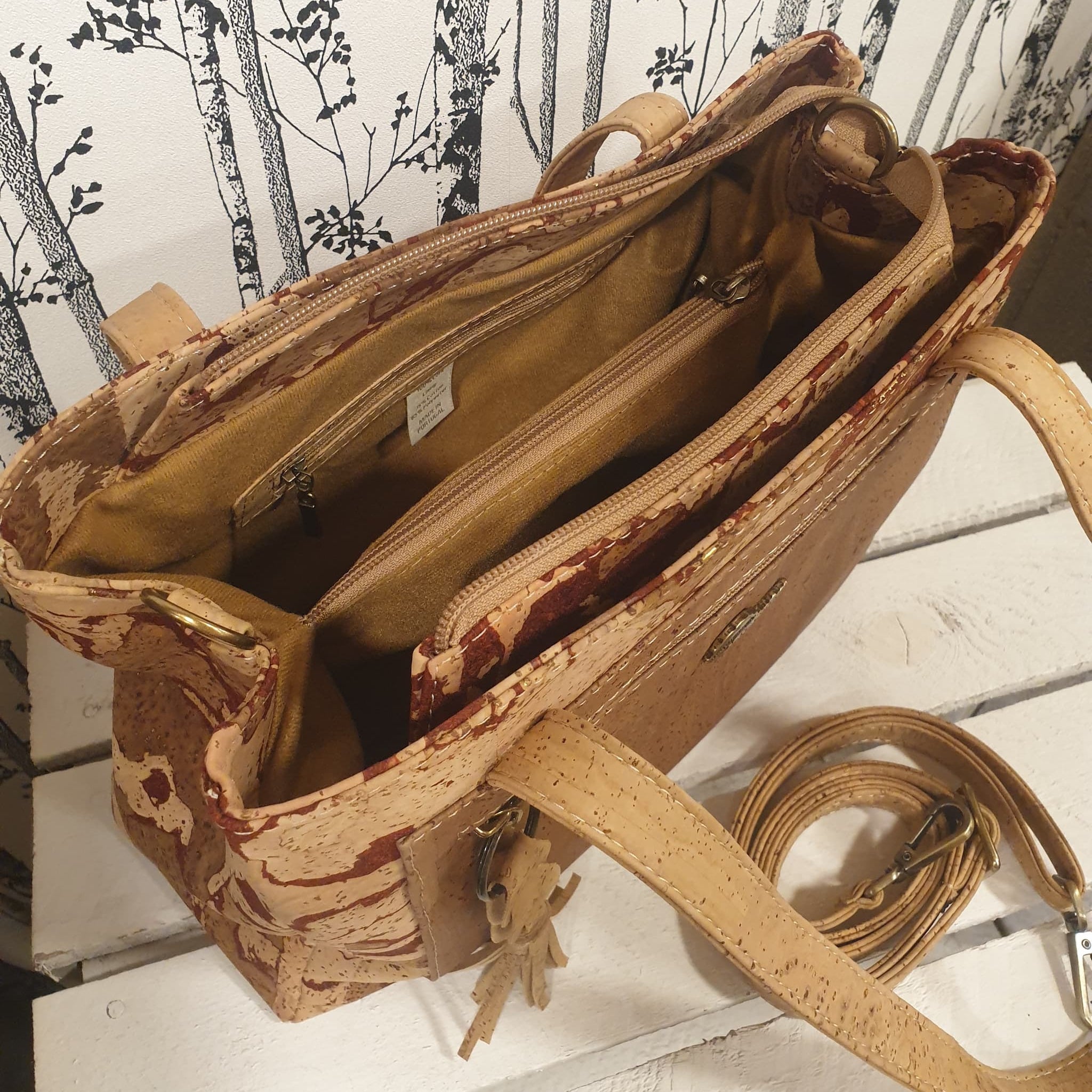 Intérieur du sac Eloria avec compartiments et poche zippée