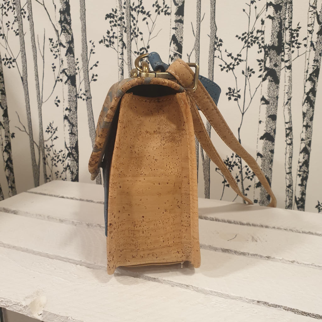 Sac cartable Lioréa en liège naturel et marron avec touches de bleu - vue de côté