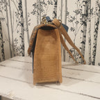 Sac cartable Lioréa en liège naturel et marron avec touches de bleu - vue de côté