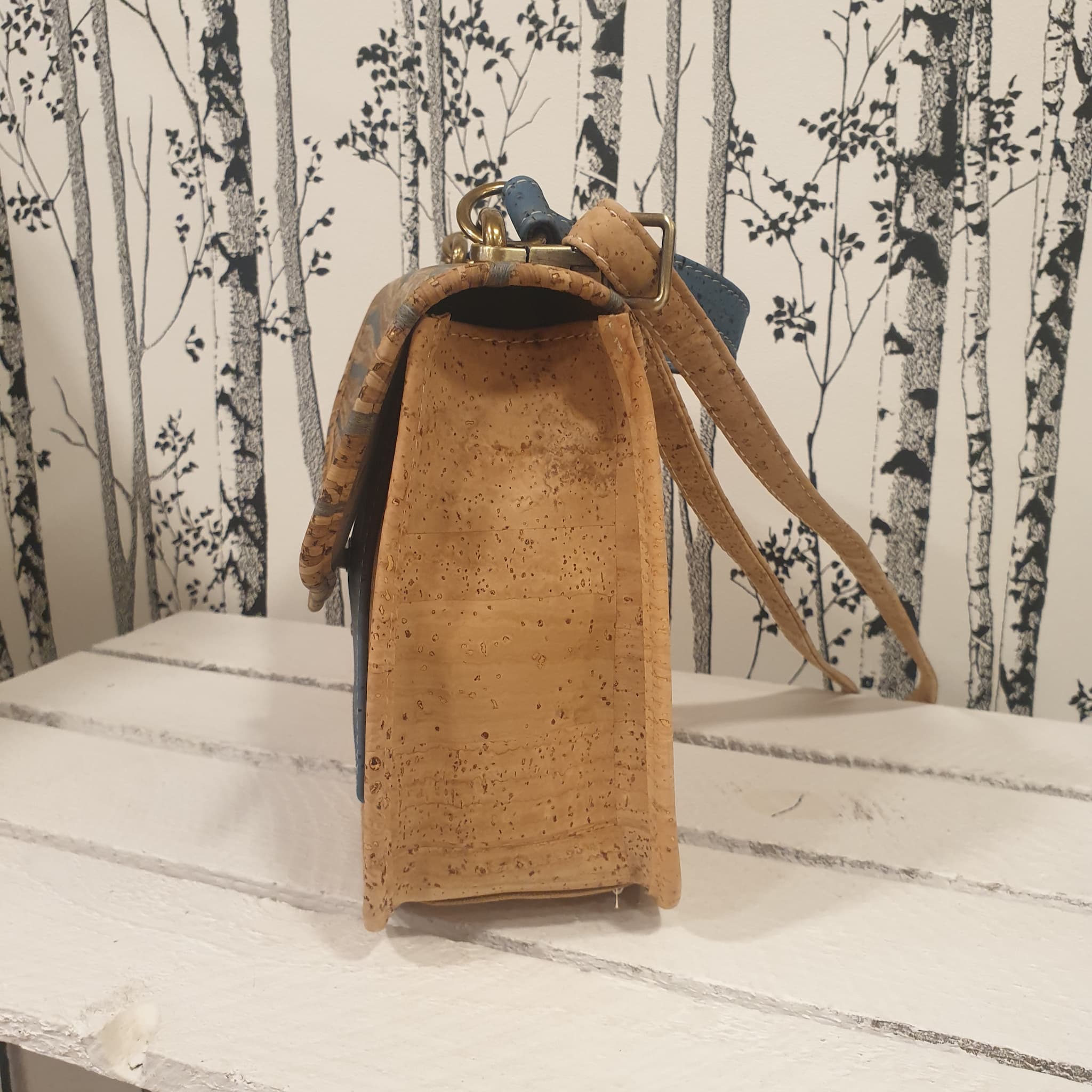 Sac cartable Lioréa en liège naturel et marron avec touches de bleu - vue de côté