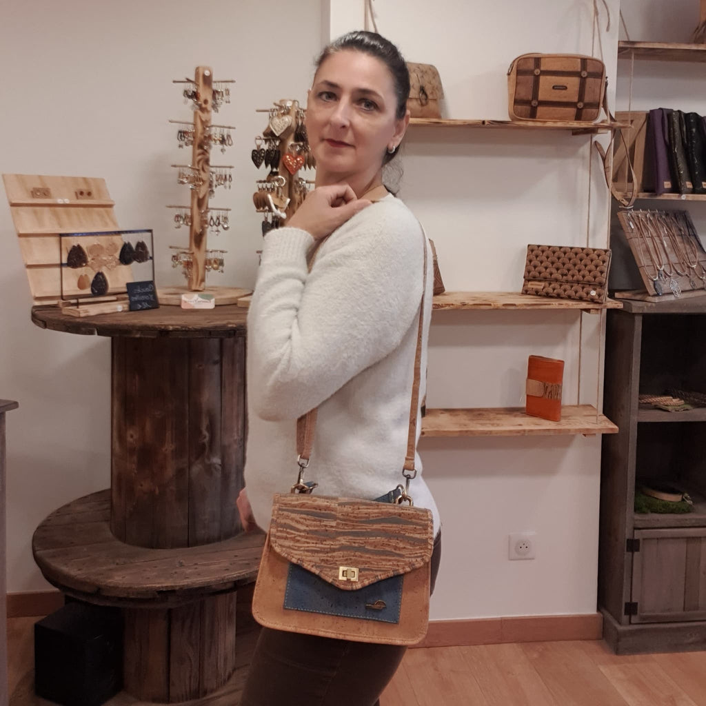 Sac cartable Lioréa porté à l’épaule avec bandoulière