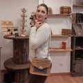 Sac cartable Lioréa porté à l’épaule avec bandoulière