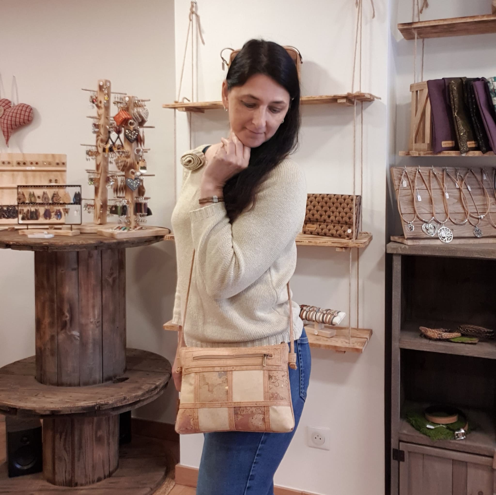 Sac bandoulière liège naturel et blanc - vue portée