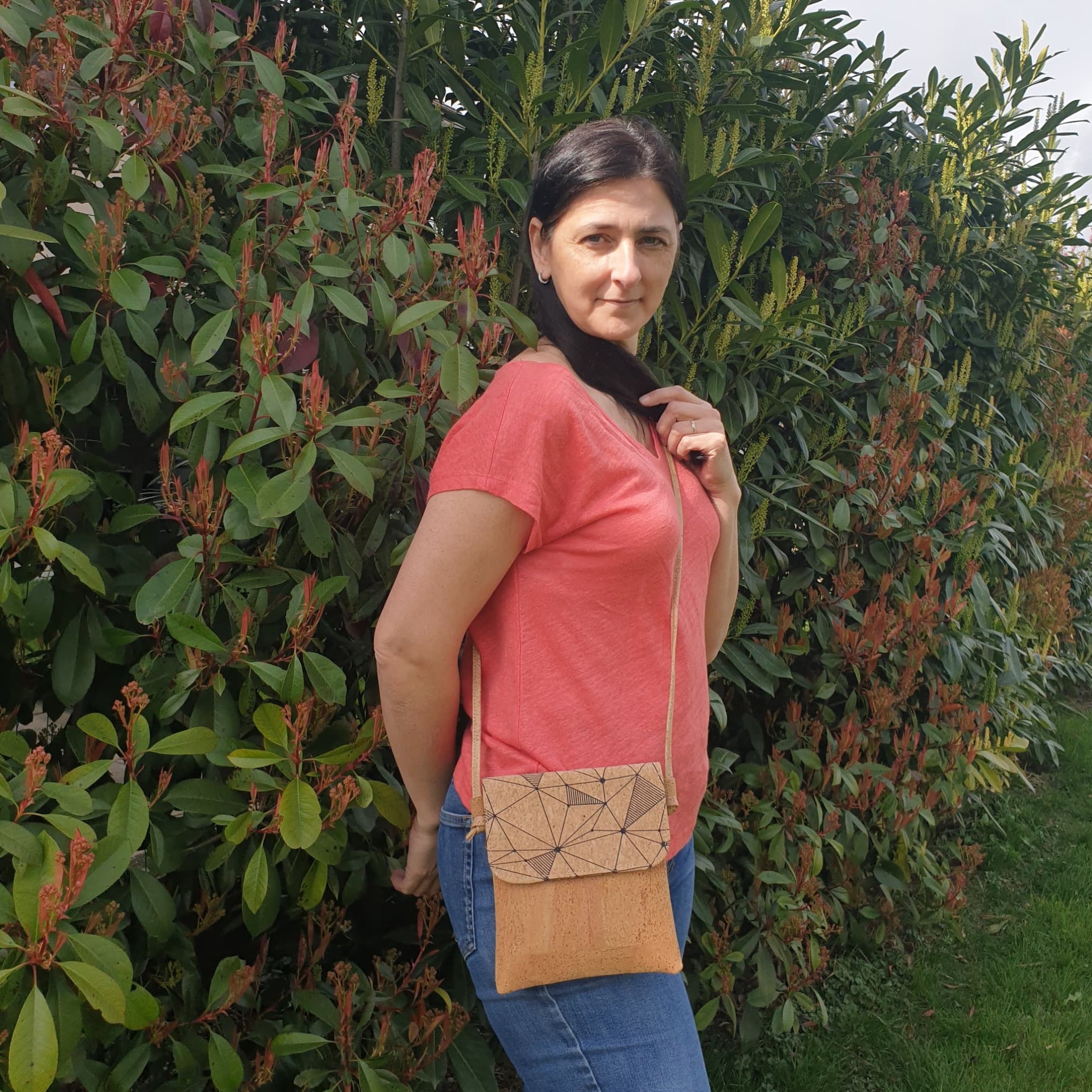 Sac bandoulière à rabat en liège - vue de devant porté