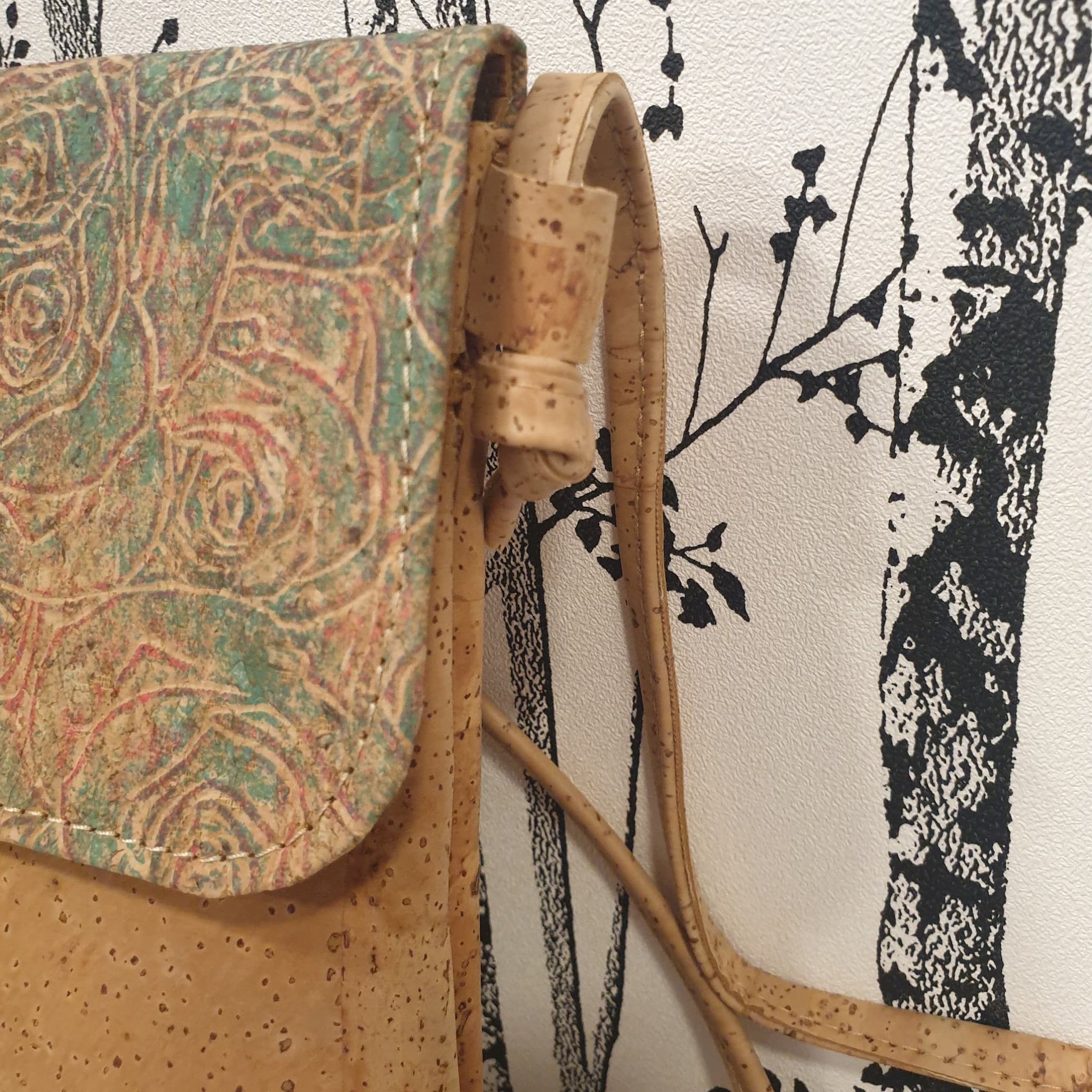 Zoom attache bandoulière sac en liege camille - alsace