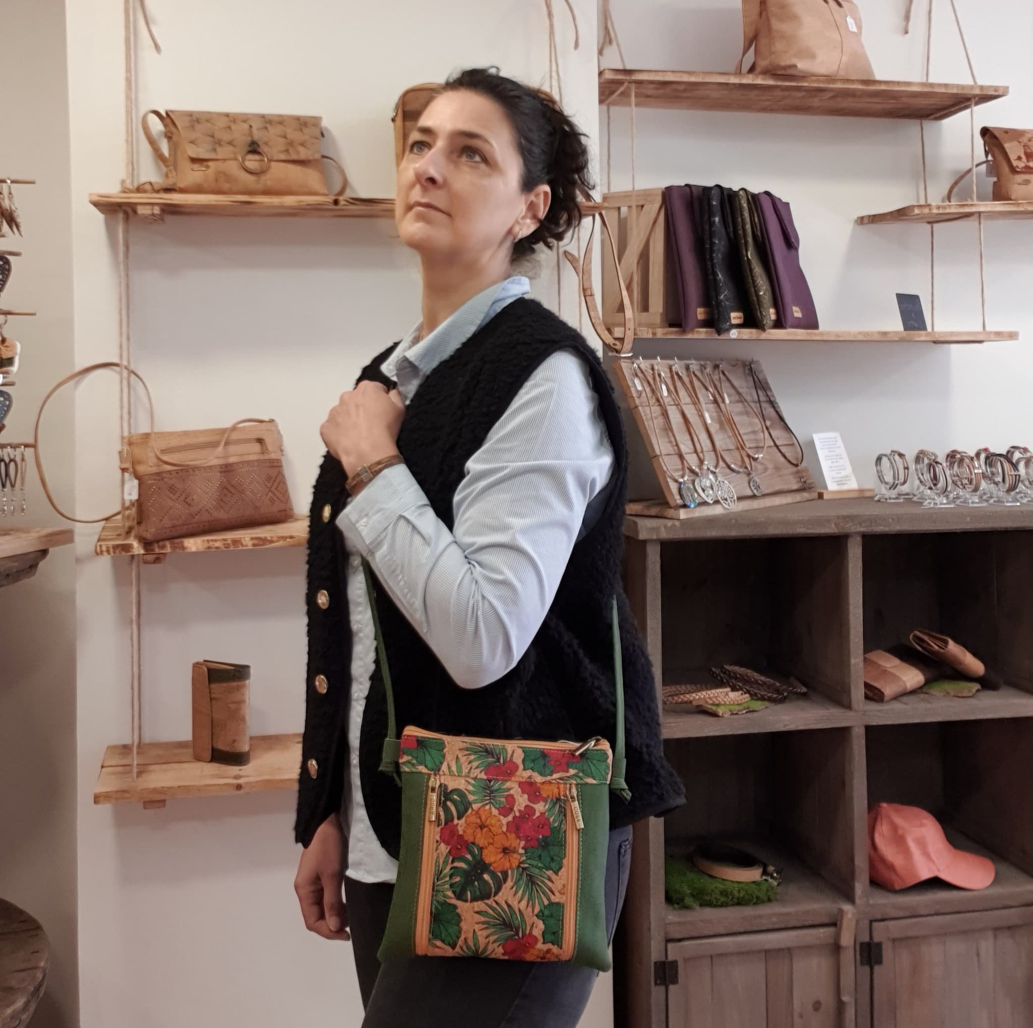 Sac bandoulière en liège vert imprimé fleuri  porté - alsace
