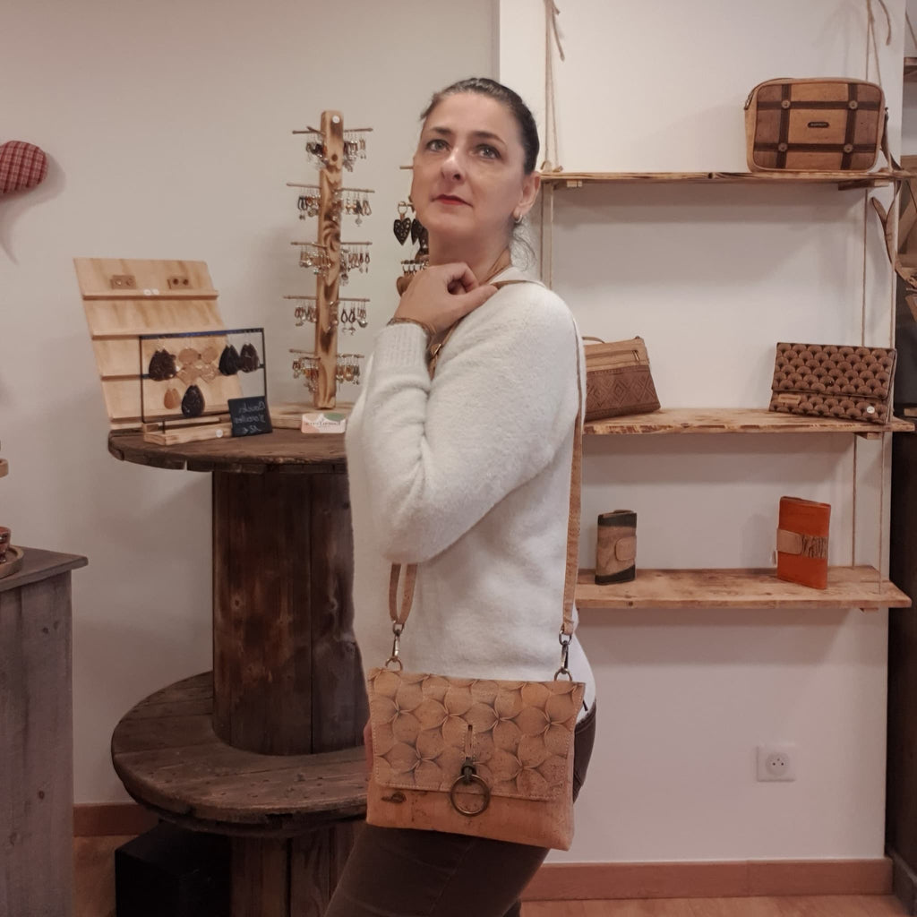 Sac bandoulière Kalyna porté à l’épaule