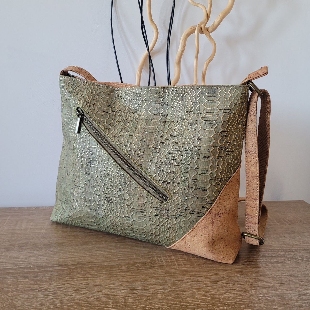 SAC BANDOULIERE EN LIEGE TEXTURE IMPERMEABLE