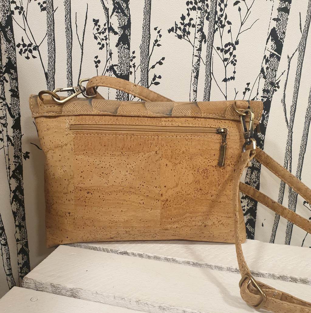 Sac bandoulière Kalyna en liège naturel - Vue de derrière avec pochette zippée