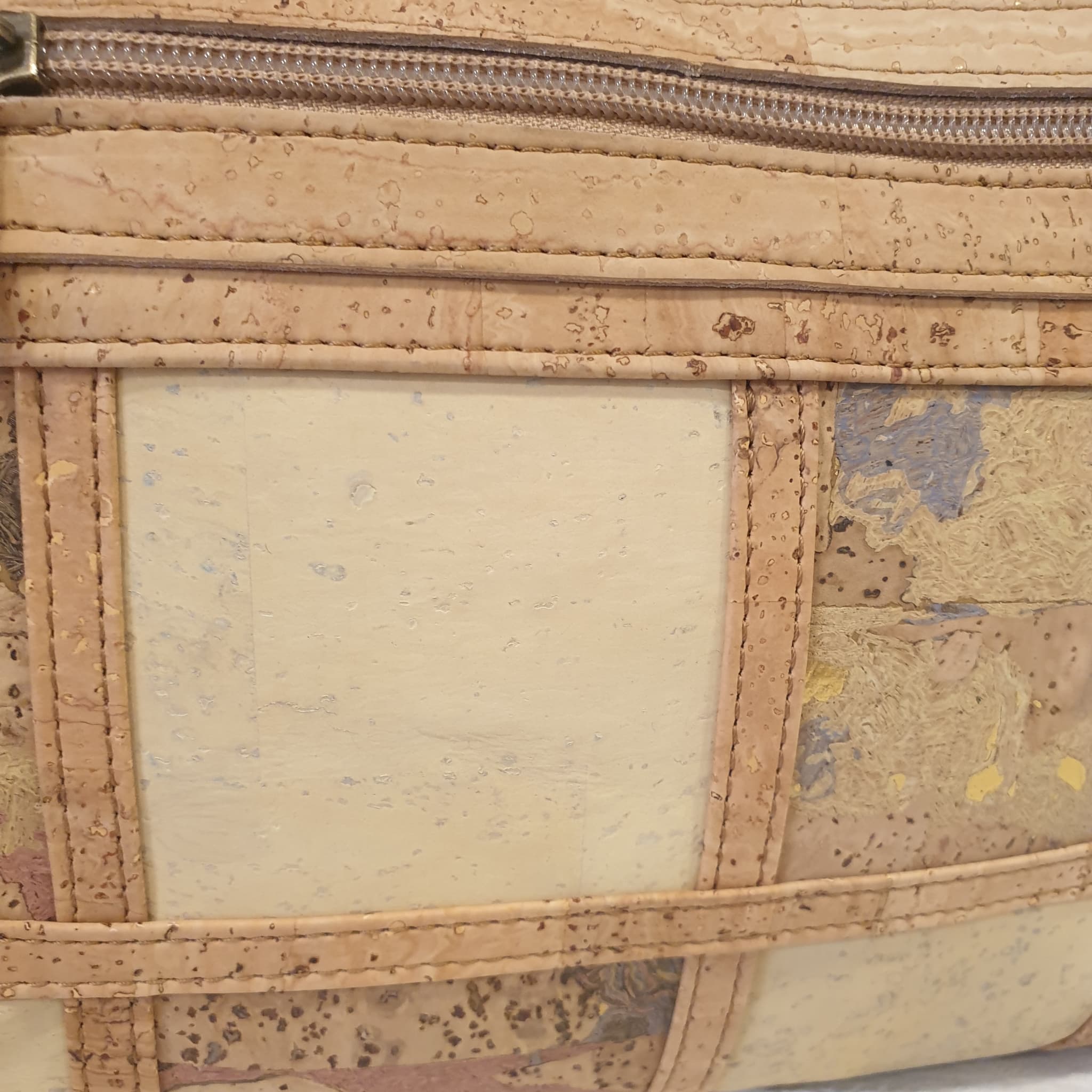 Zoom detail motif et coloris liège - sac bandoulière sienna