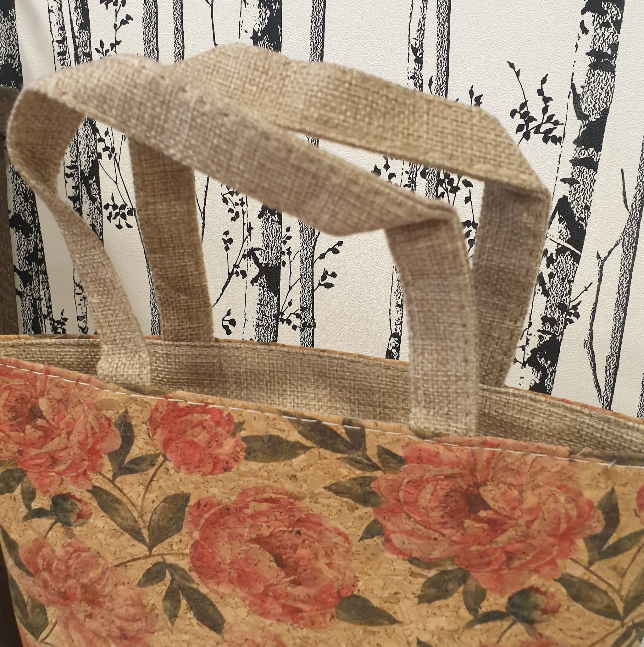 Petit sac cabas en liège fleuri Rosalia - vue sur anses