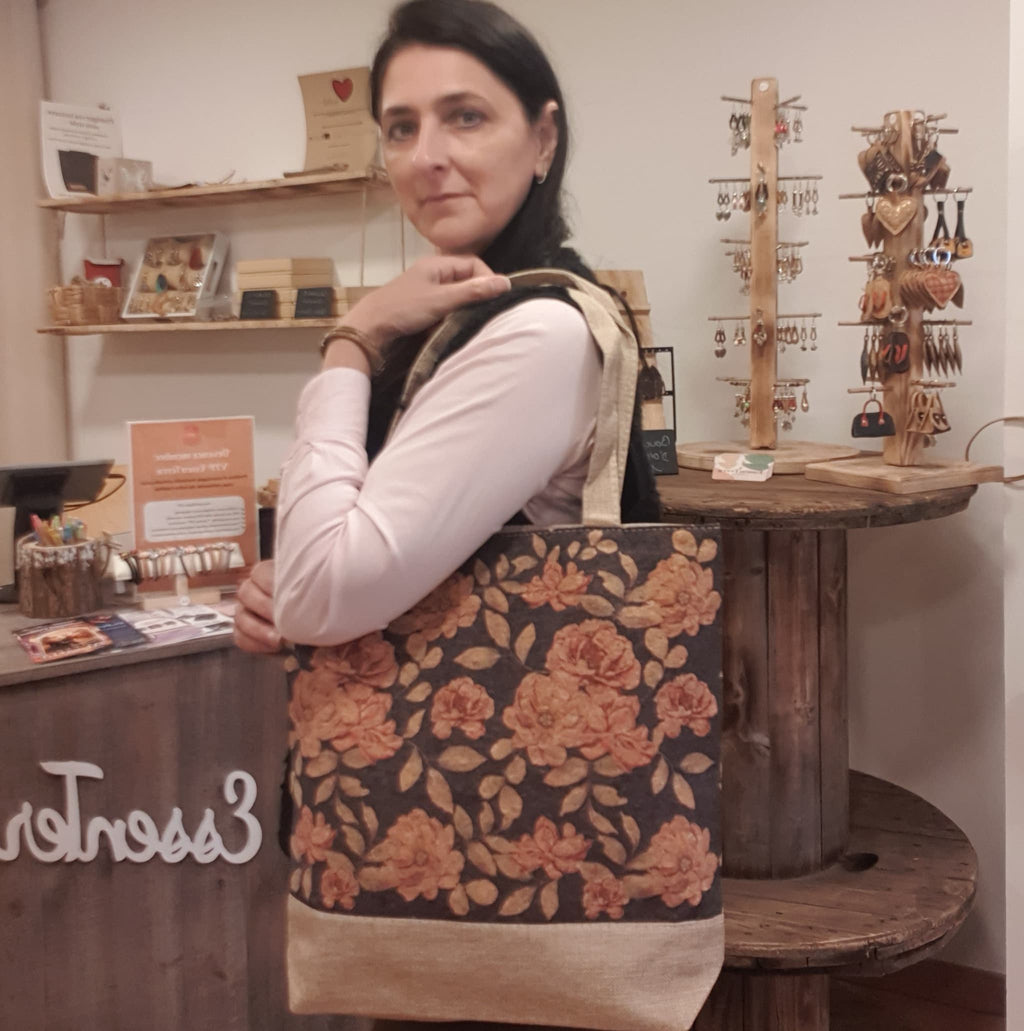 Tote bag tissus et liege imprime rose - vue de devant porté