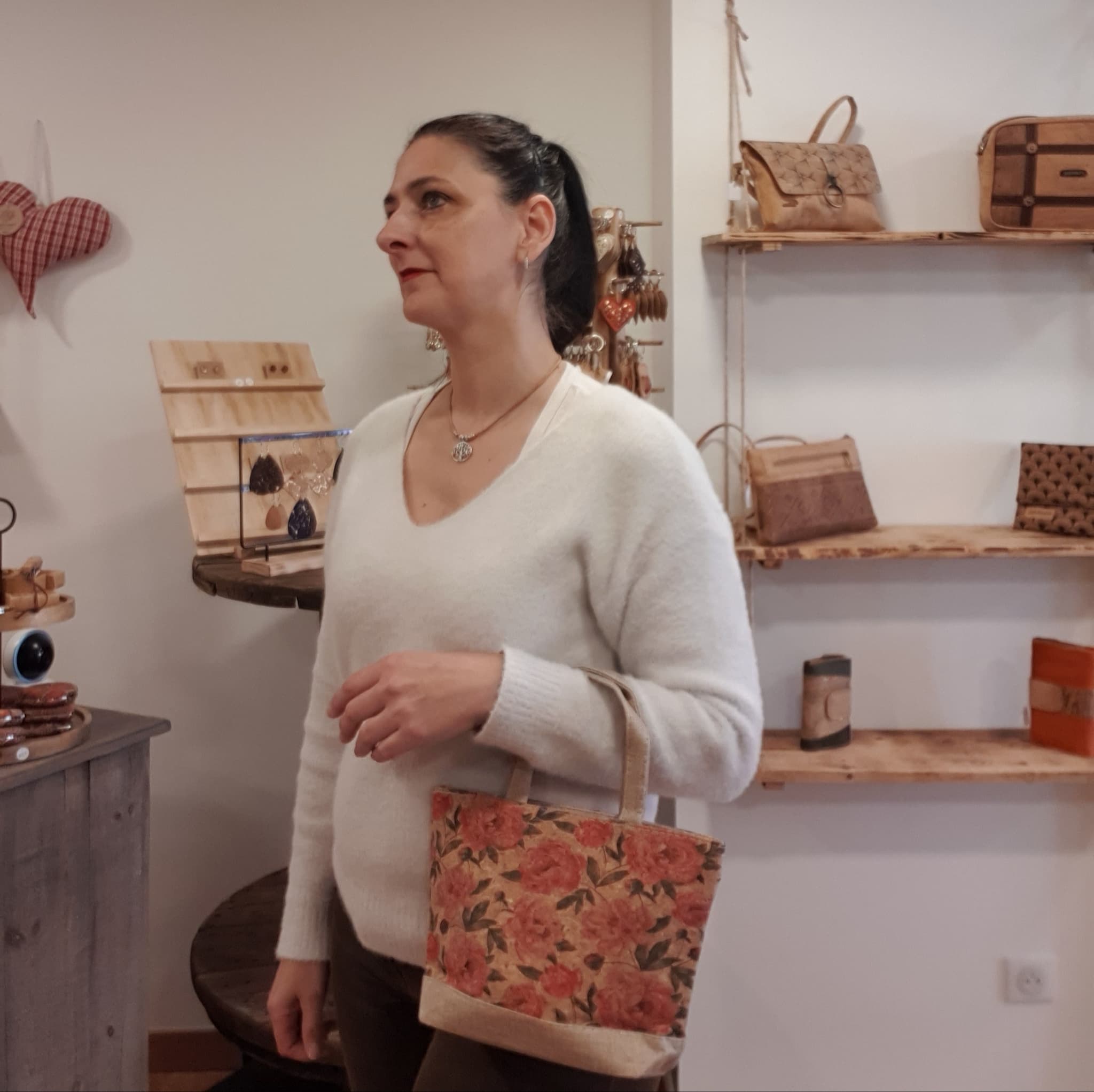 Tote bag fleuri en liège et tissus porté