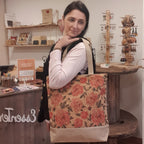 Sac cabas fleuri en liege et tissus porté