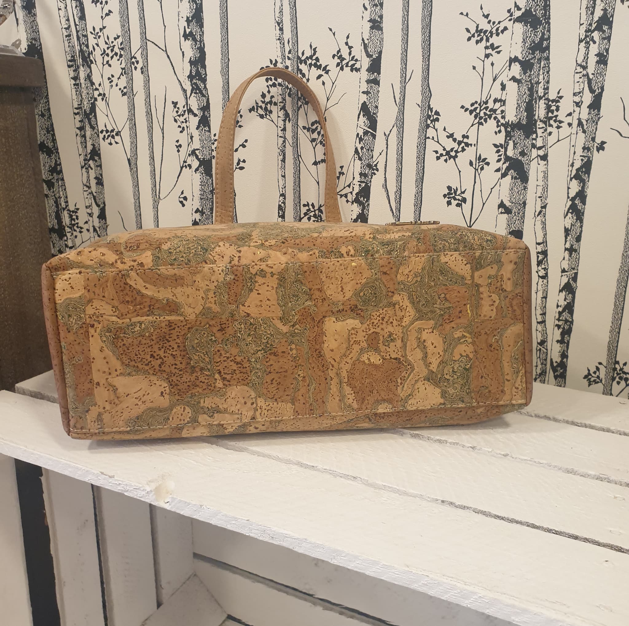 Sac à main Aureva en liège marron naturel avec détails dorés - vue de dessous