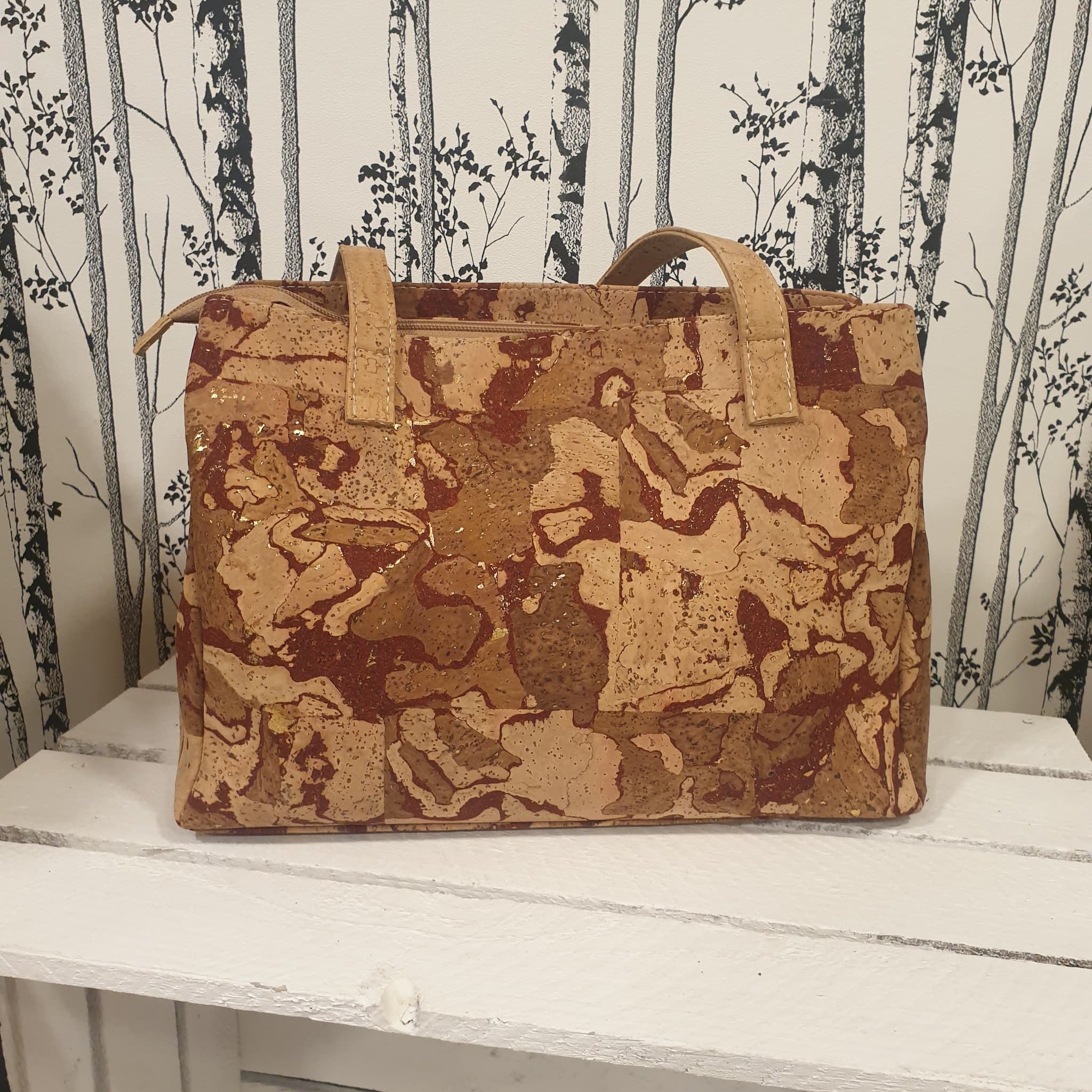 Sac à main Eloria en liège coloris naturel avec détails dorés - Vue de dérrière