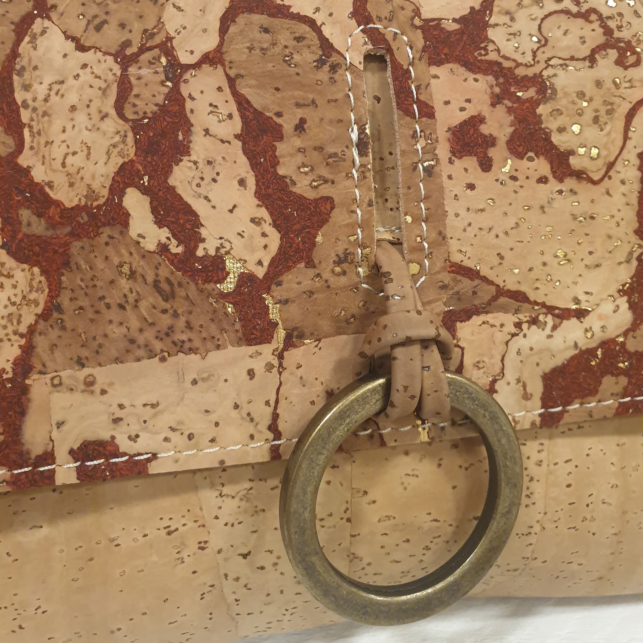 Détail du rabat et de l’anneau de finition du sac Calyra