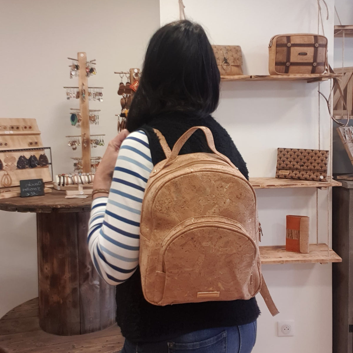 Sac à dos en liège doré porté - alsace