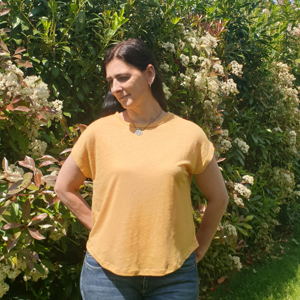 T-shirt lin jaune - vue de devant portée - Love by MD