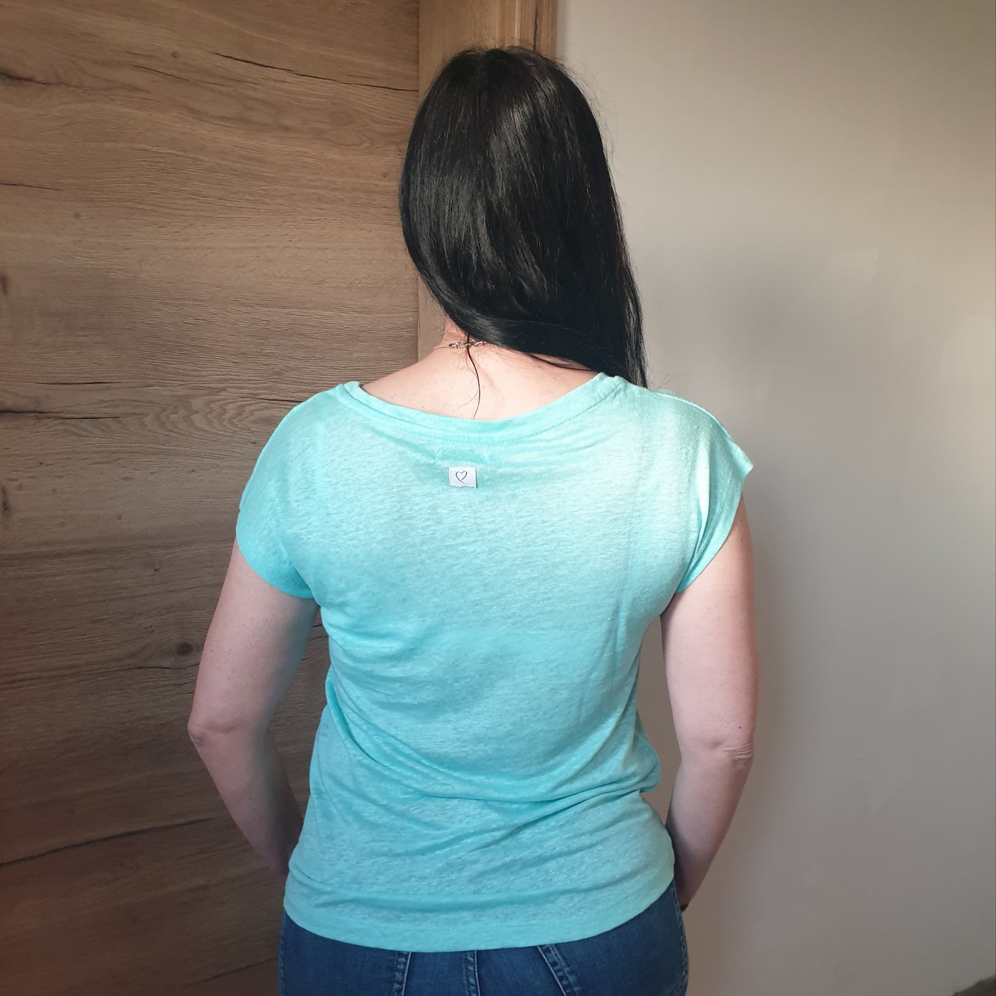 Tee-shirt en lin turquoise eco-responsable - vue de derrière - Love by MD - Made in portugal