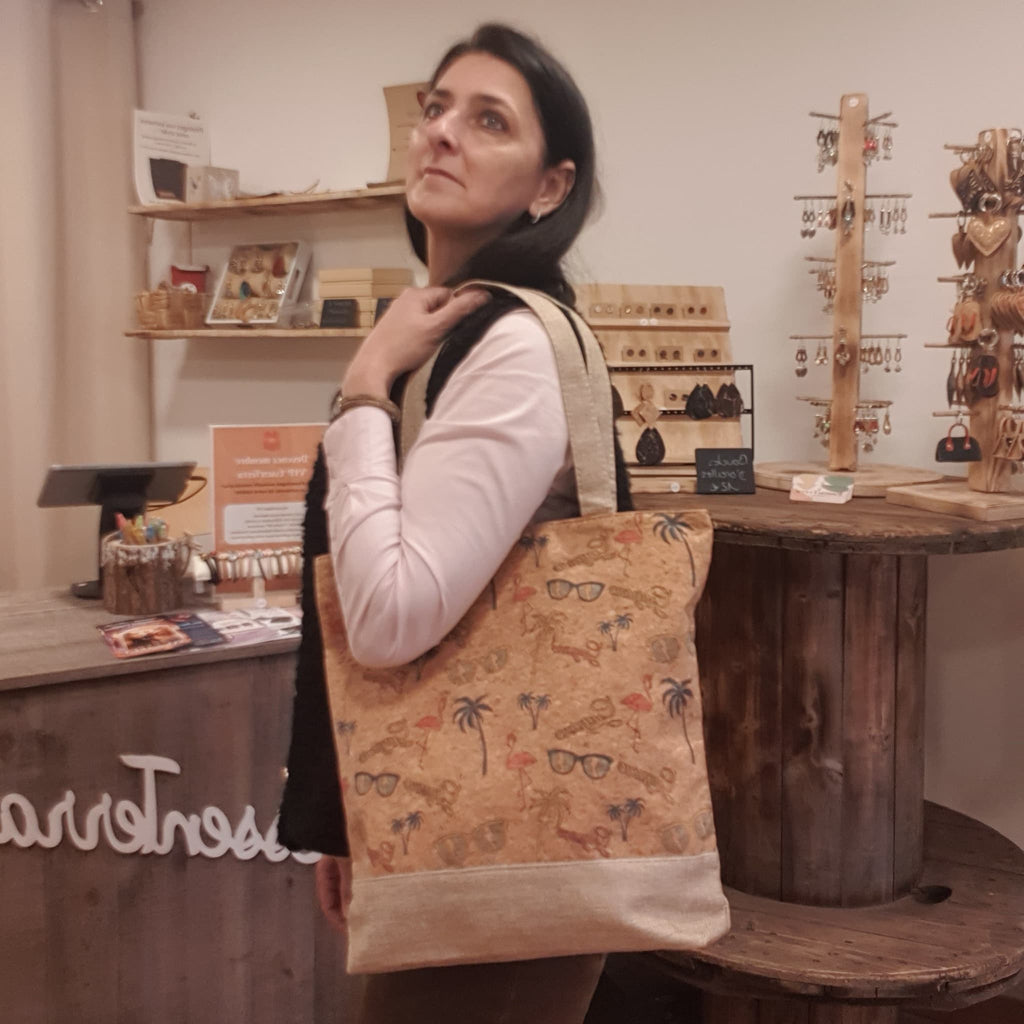 Tote bag en liège et tissus porté 