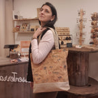 Tote bag en liège et tissus porté 