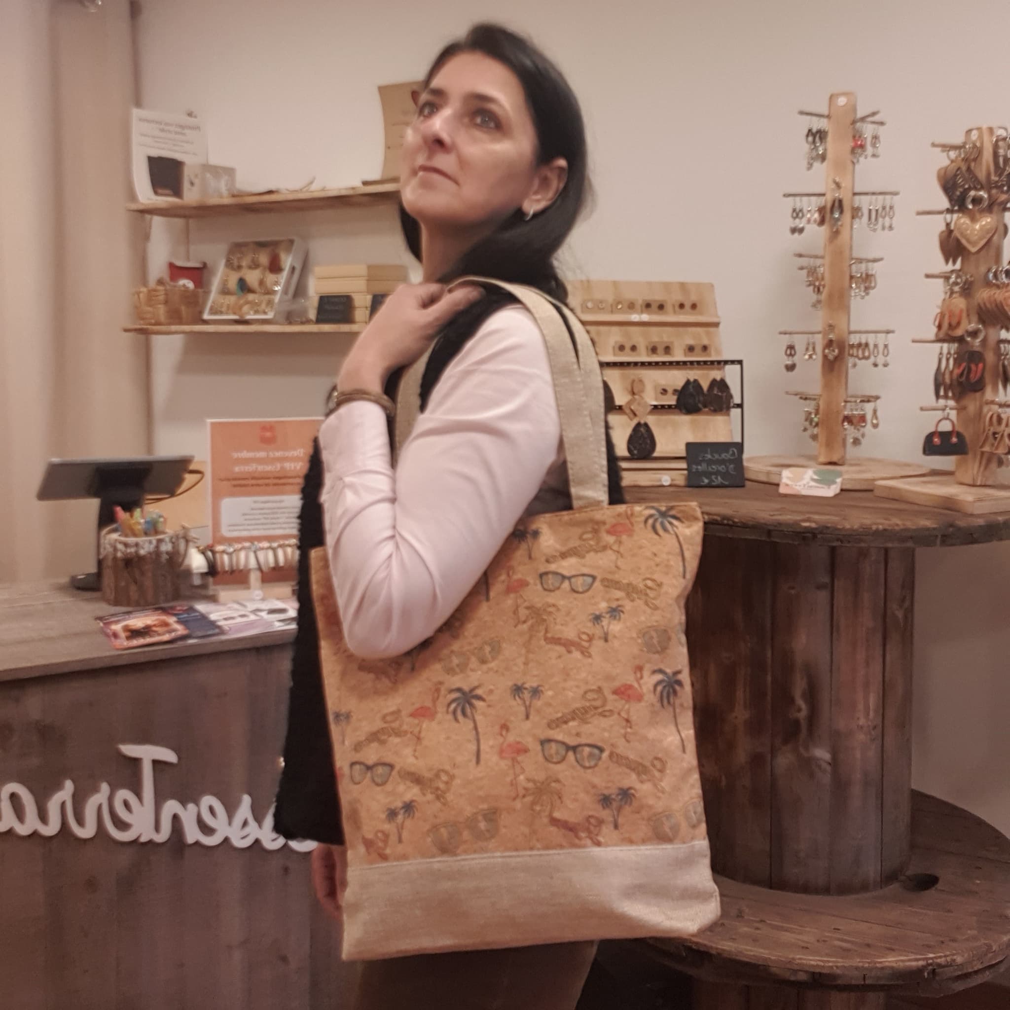 Tote bag en liège et tissus porté 