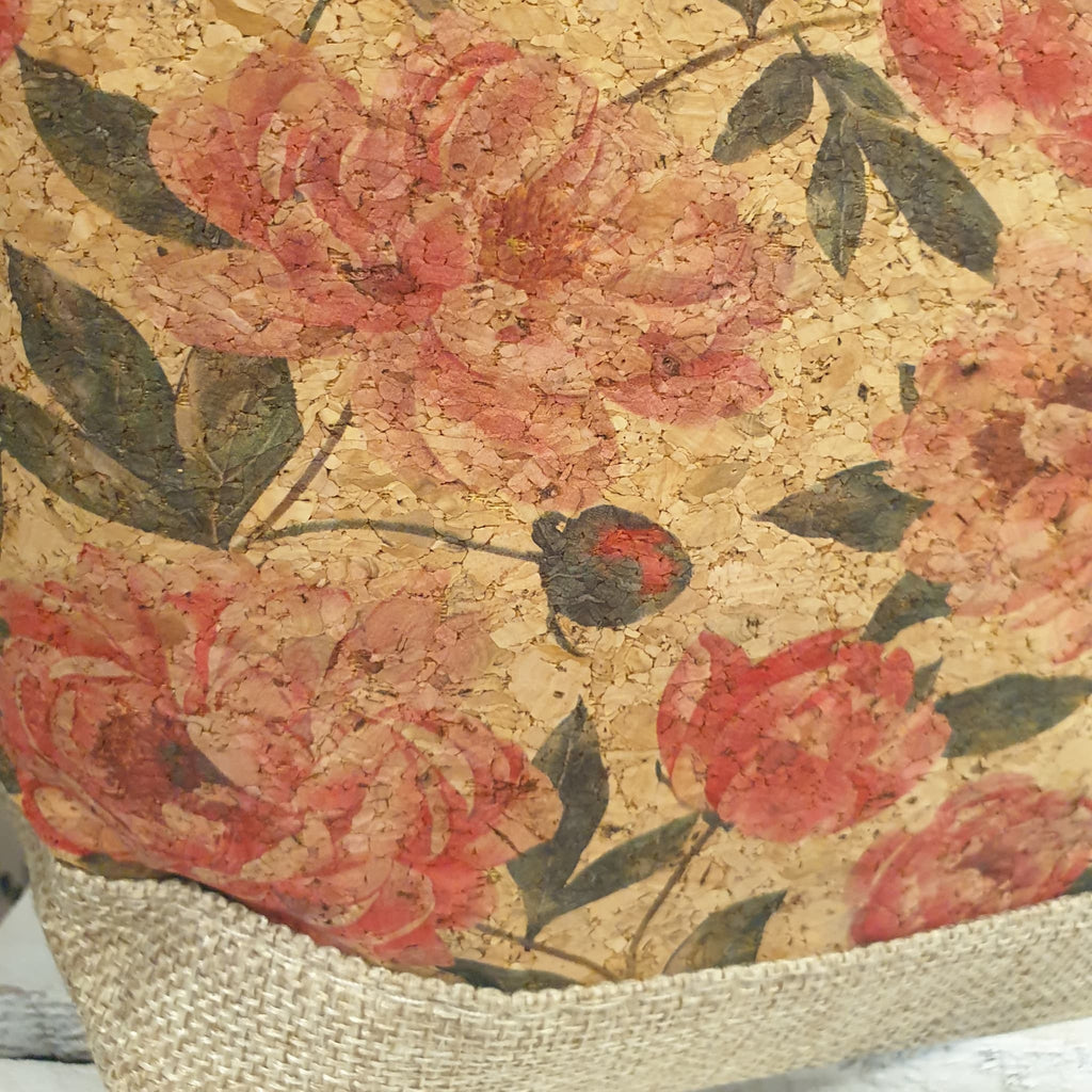 Détail de l’imprimé rose en liège du sac Rosalia