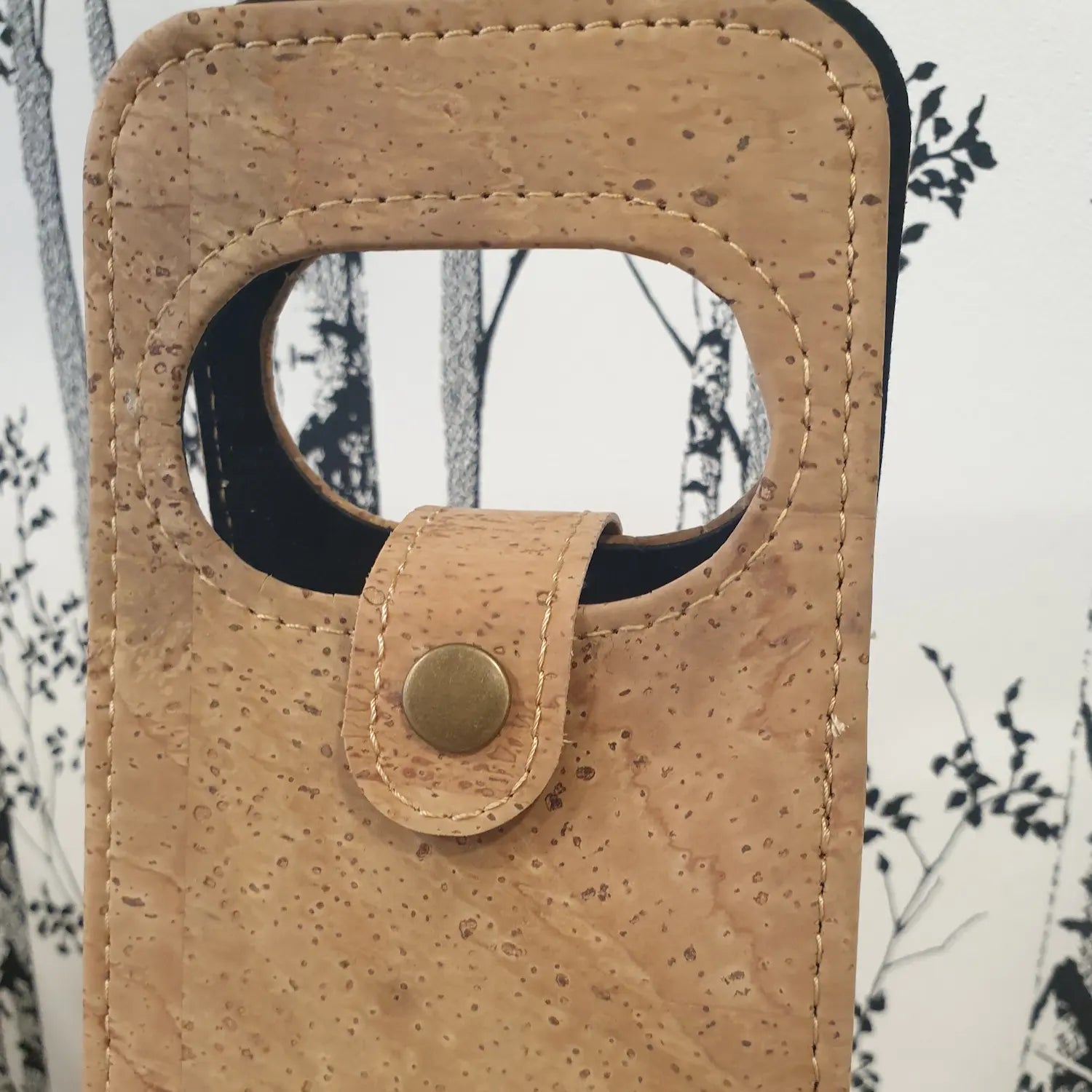 Détail de la poignée découpée de l’étui bouteille en liège Riva pression avant.