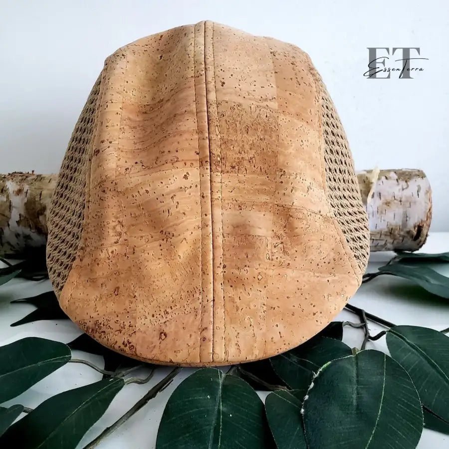 Détail du béret en liège avec maille respirante