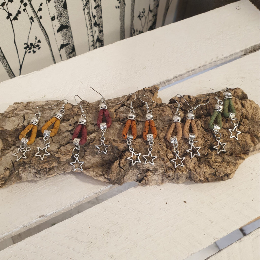 Boucles d'oreilles en liege coloré avec une étoile idéal pour tous les jous