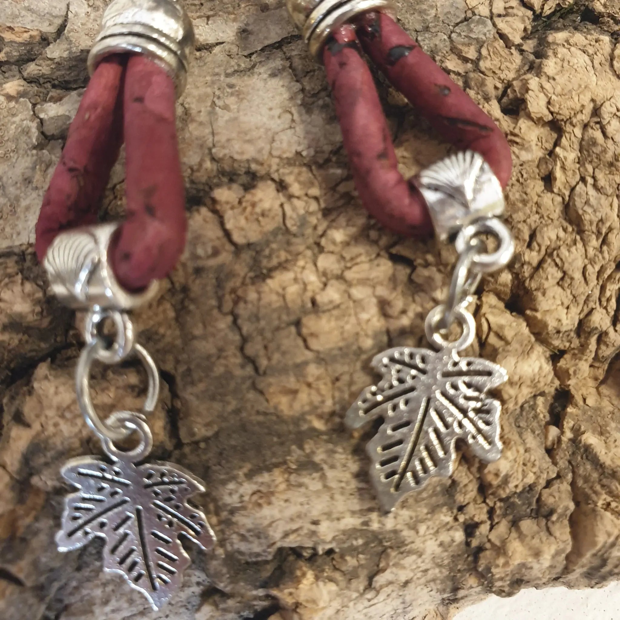 détail boucles d'oreilles sur liege et la feuille en metal natura