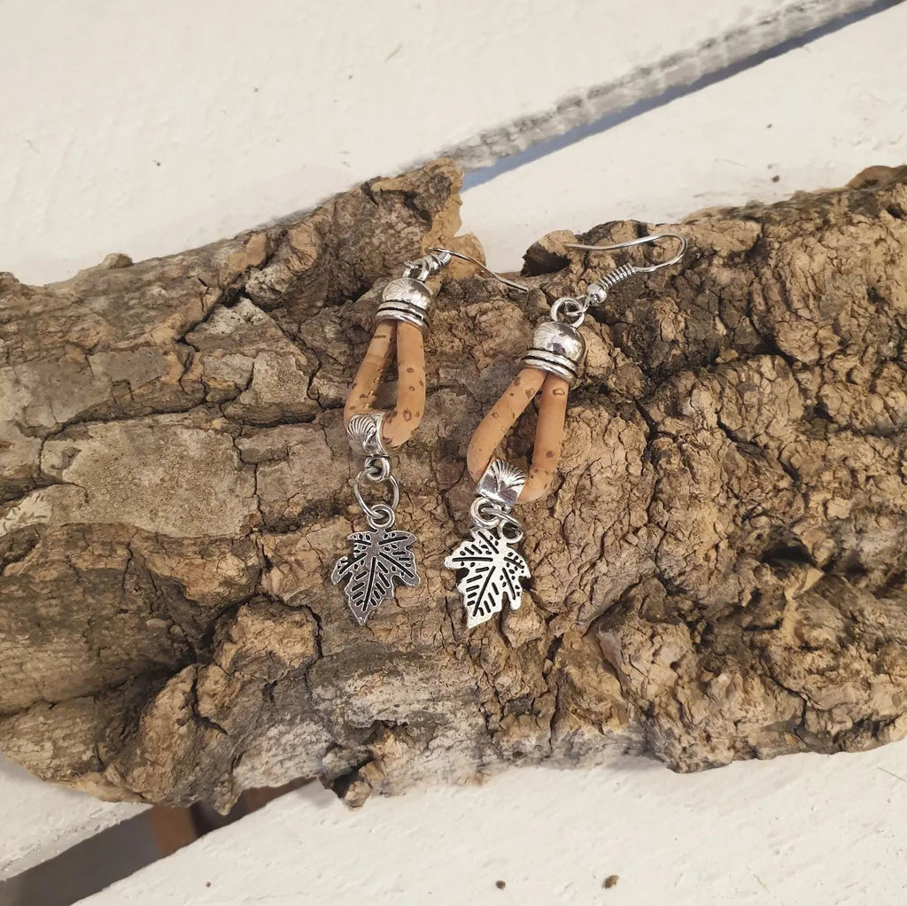 vue d'ensemble des boucles d'oreilles en liège coloris naturel avec une petite feuille comme breloque