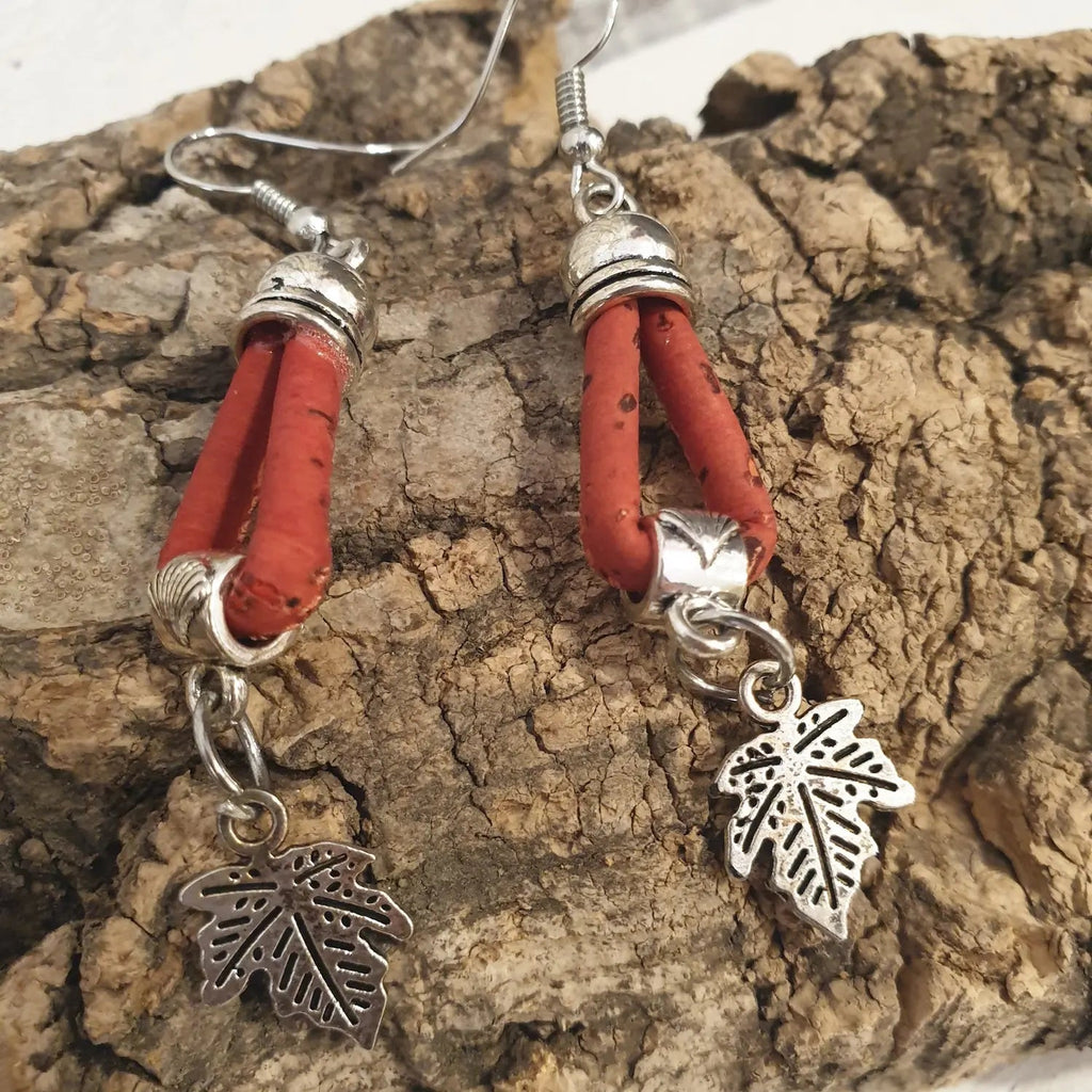 detail sur boucles d'oreilles en liège rouge natura