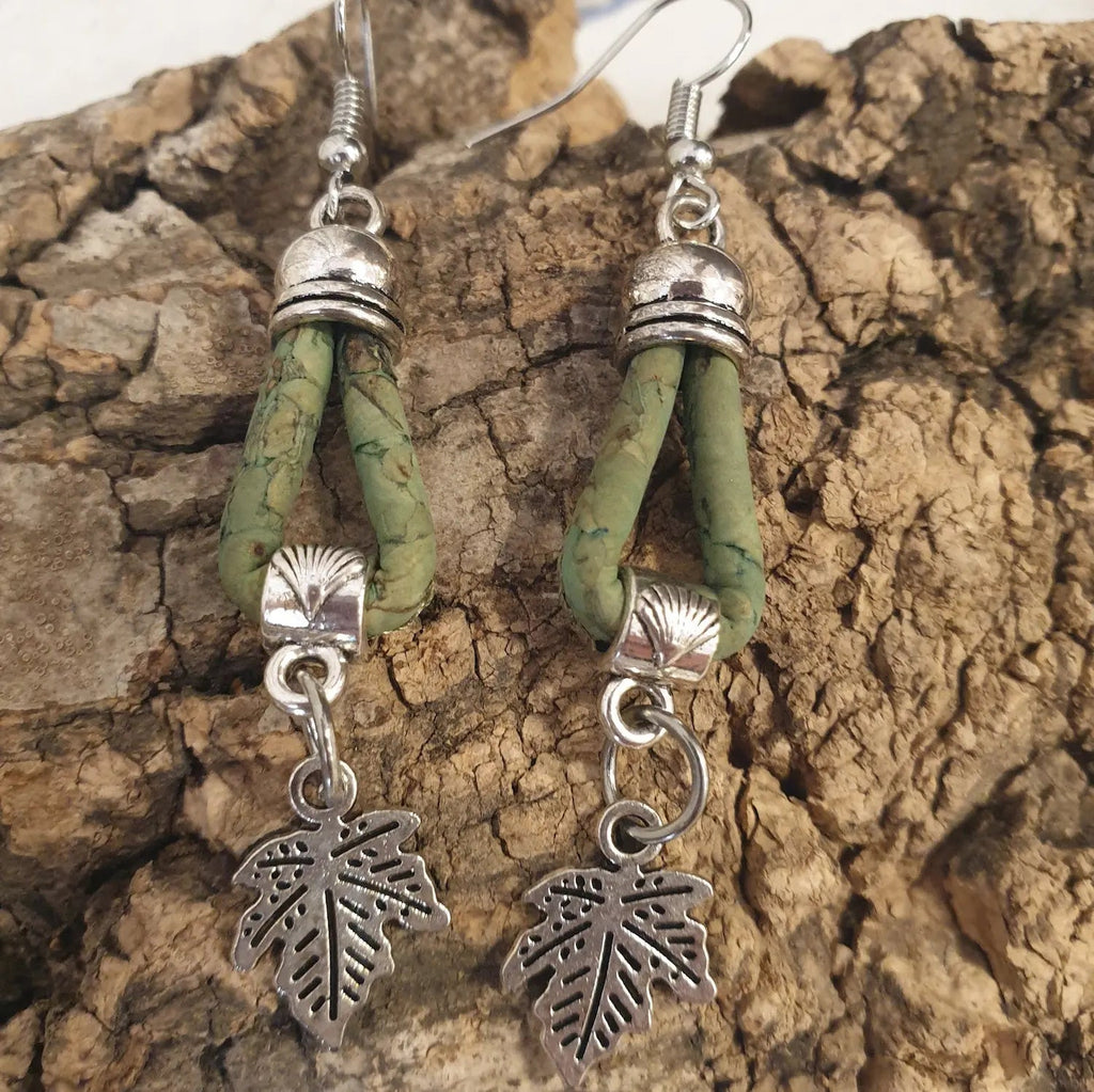 BOUCLES D'oreilles en liege natura coloris verte avec une feuille en métal en guise de breloque
