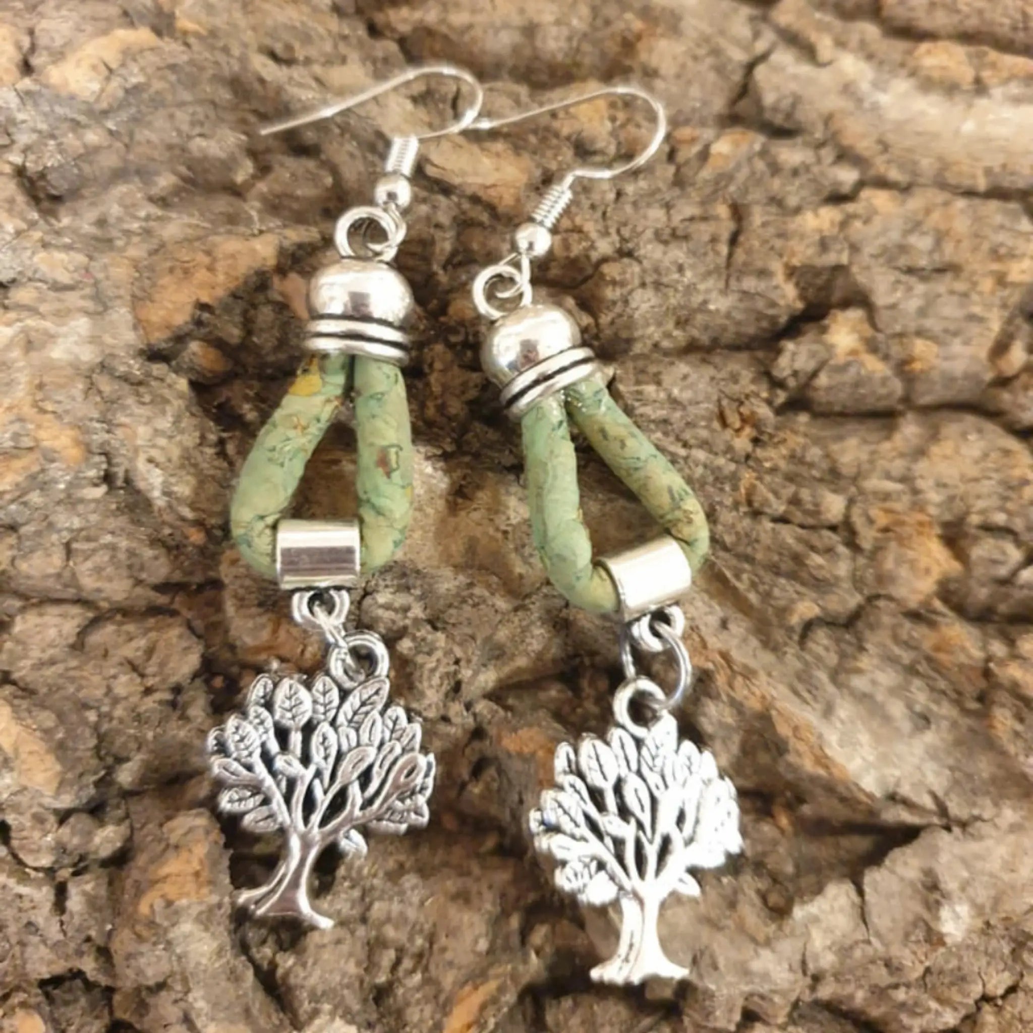 Boucles d'oreilles en liège verte avec un arbre de vie Blandina