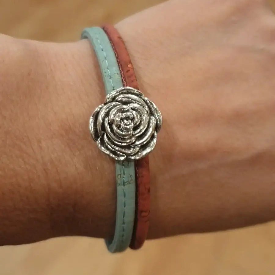 Bracelet en liège Elina porté au poignet