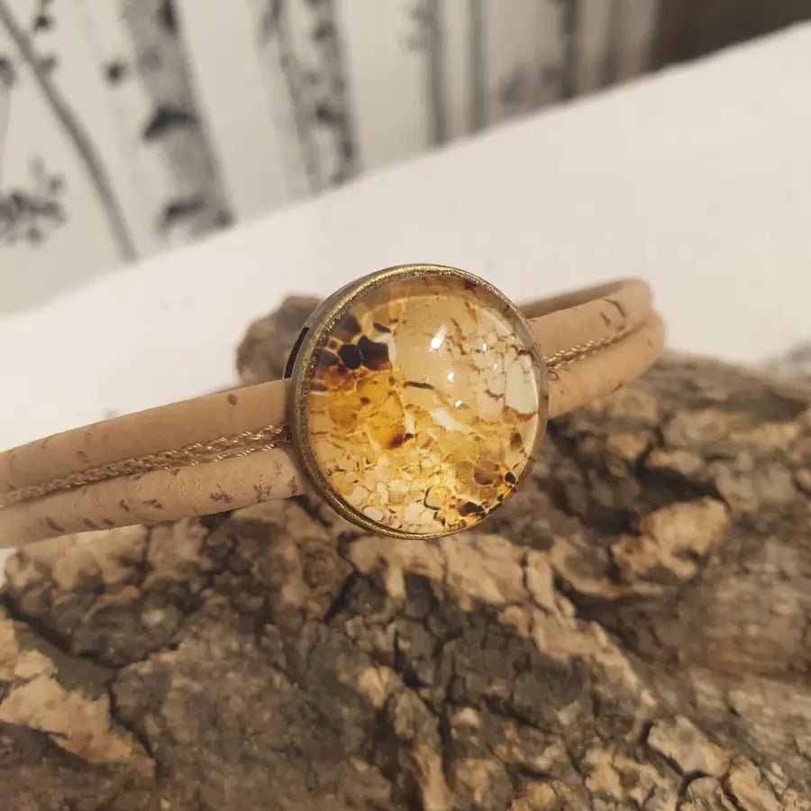 ZOOM SUR CABOCHON AVEC ECLAT COLORIS OR SUR BRACELET EN LIEGE LORA