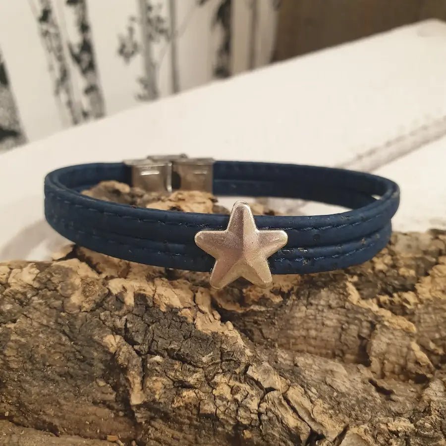 zoom sur bracelet en liège bleu foncé stella avec un étoile