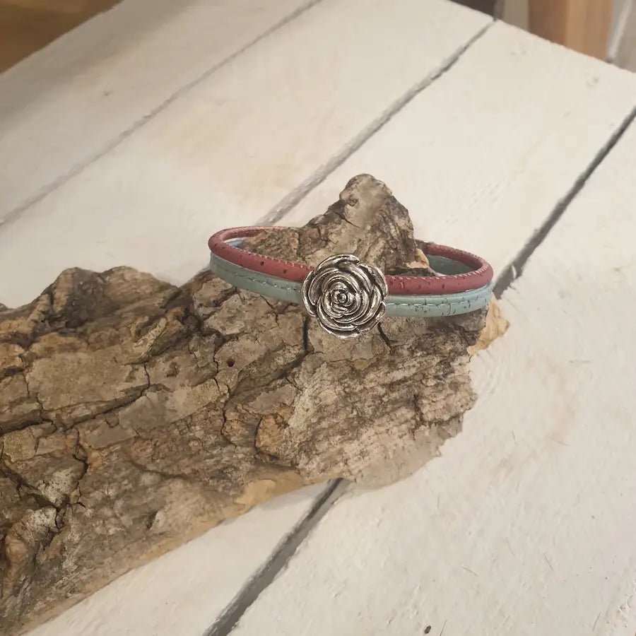 Bracelet en liège Elina avec breloque fleur – vue de face