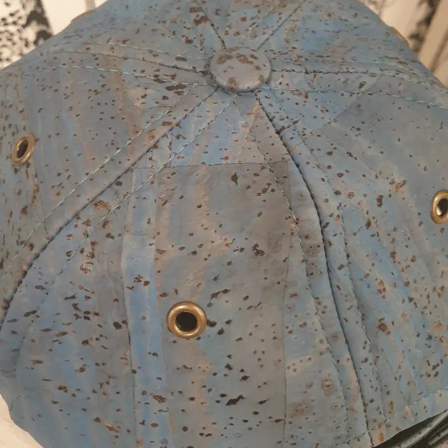 Détail sur le dessus de la casquette en liège azura