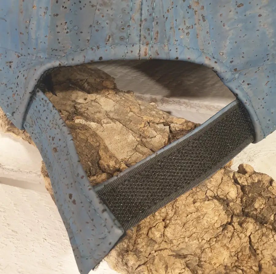 Détail de la fermeture scratch de la casquette en liège bleue