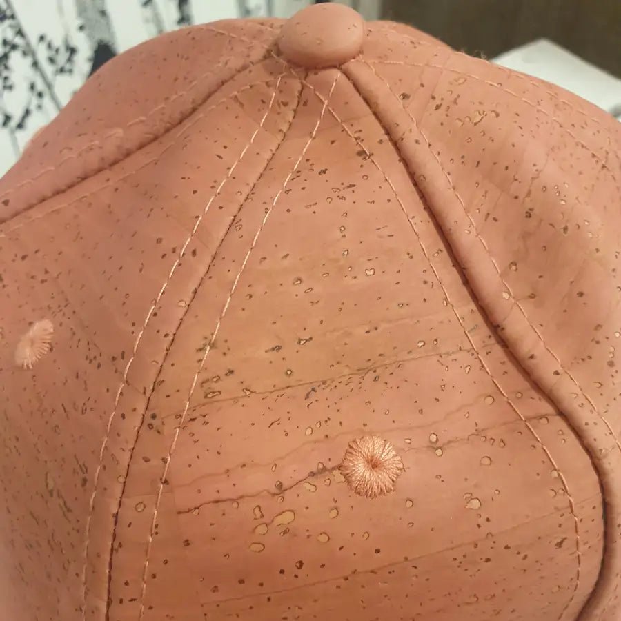 Détail sur le dessus de la casquette en liège Roséa
