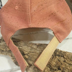 Détail de la casquette en liège vieux rose fermeture scratch