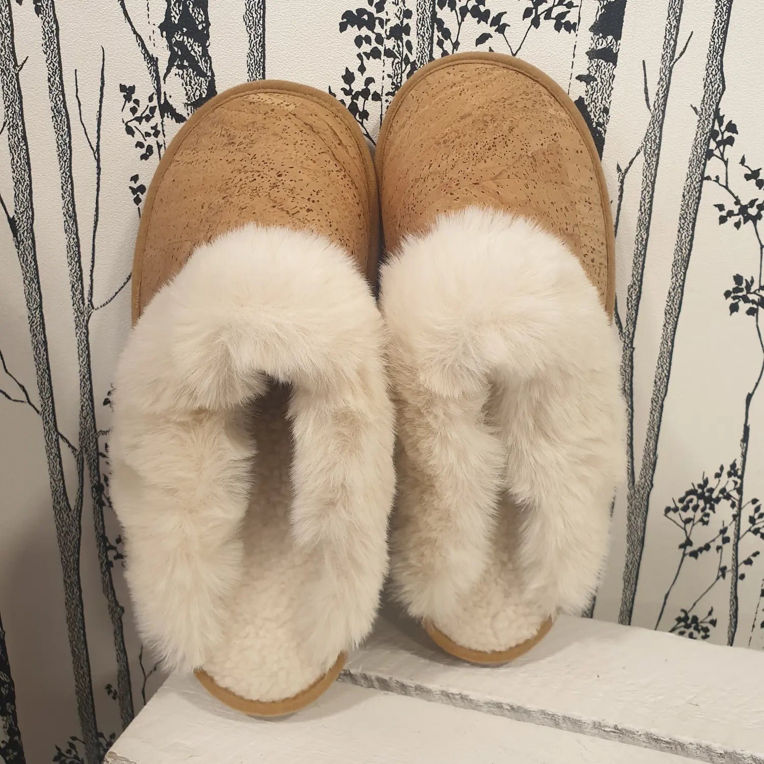 Chaussons semi-fermés Maya, vue du dessus montrant la forme épurée et le liège naturel.