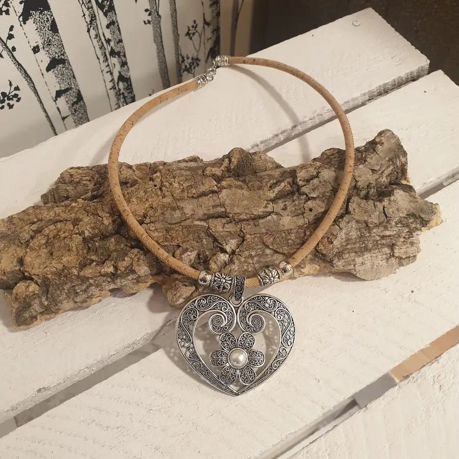 Collier en liège Cœuria avec pendentif cœur fleuri - création artisanale 