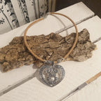 Collier en liège Cœuria avec pendentif cœur fleuri - création artisanale 