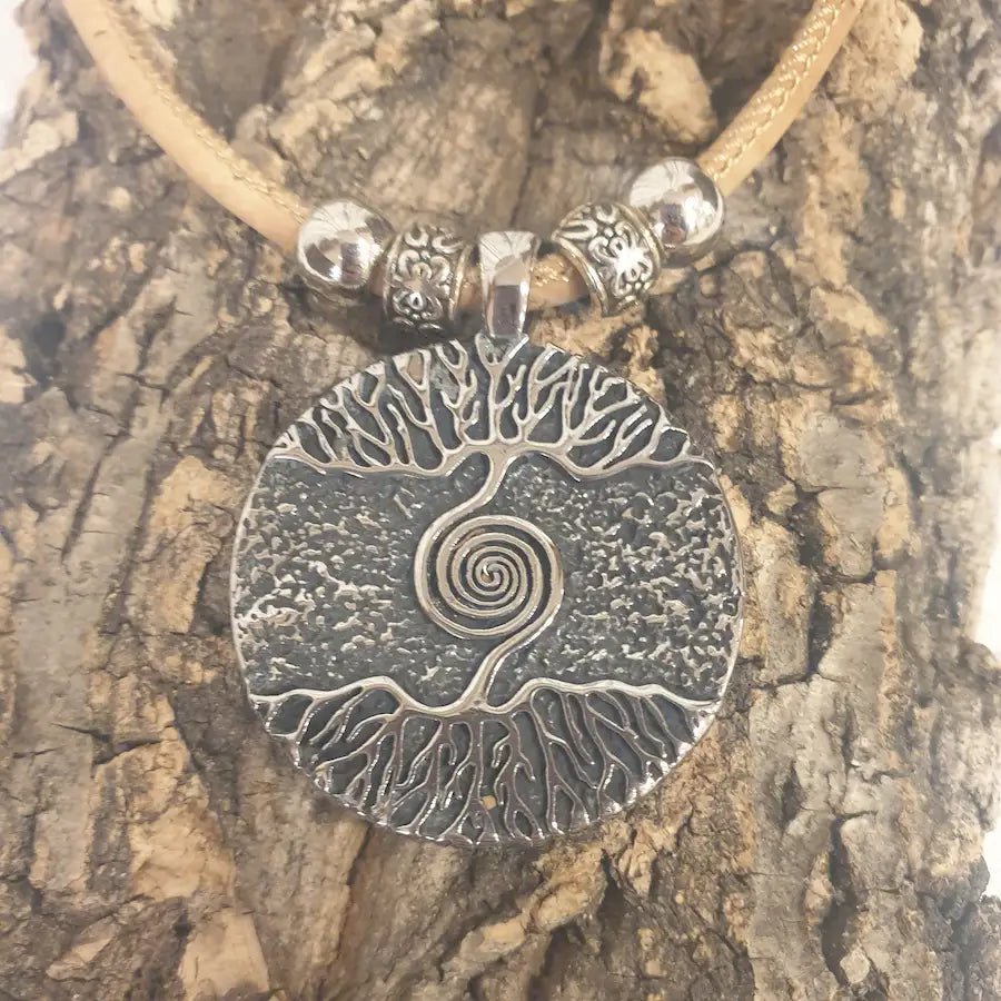 zoom sur pendentif racine et spirale