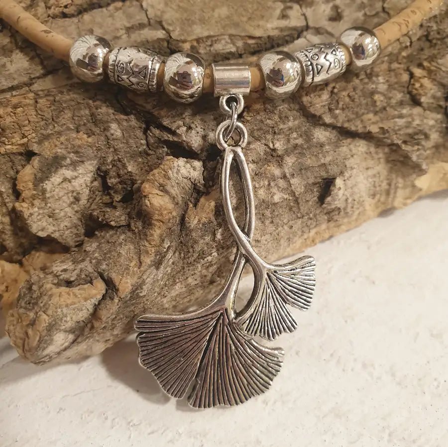 Détail du pendentif ginkgo sur collier en liège naturel