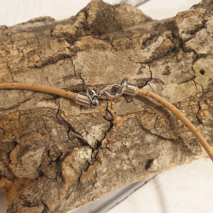 Détail du fermoir ginkgo sur collier en liège naturel